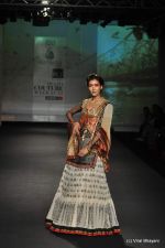 Model walk the ramp for Anju Modi show at PCJ Delhi Couture Week Day 3 on 10th Aug 2012 200 (70).JPG